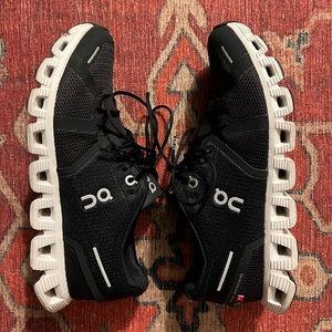 Women’s On Cloud shoes black and white